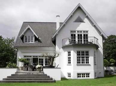 Piękny projekt małego białego domu z szarą dachówką (20514)