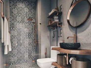 Wzorzyste płytki z marokańskim motywem tworzą oryginalny charakter łazienki. Ciemna kolorystyka wygląda bardzo elegancko. Drewniane blaty dodają naturalności, a jednocześnie podkreślają stylowość...