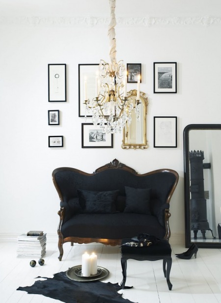 Czarna stylowa kanapa w eklektycznym białym salonie