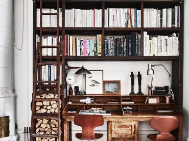 Drewniana drabina i półki z biurkiem w domowym biurze w stylu vintage (48328)