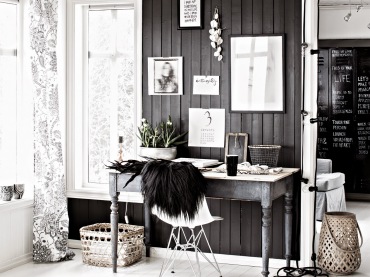 Czarna ściana  z galerią grafik i fotografi w domowym biurze skandynawskim (48643)