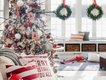 W salonie postawiono na kilka wyrazistych dodatków, które podkreślają aurę świąt. To przede wszystkim bogato udekorowana choinka, ale także czerwone poduszki na sofie czy wieńce w...