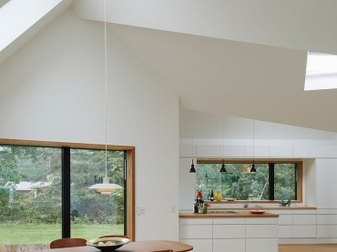 geometryczna bryła domu  Skandynawii zaciekawia i intryguje - to oryginalny projekt domu z ciemna elewacją i białym, minimalistycznym...