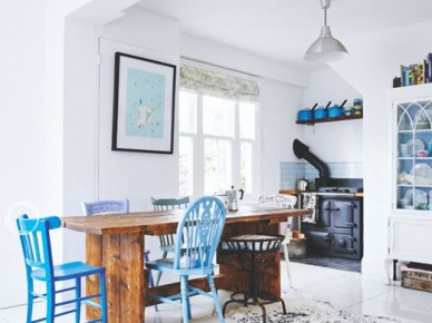Niebieskie krzesła i dodatki w białej rustykalnej kuchni (28492)