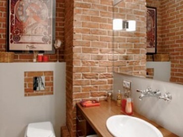 Ściany z czerwonej cegły w łazience (20020)