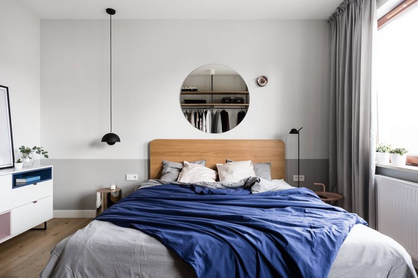 Aranżacja stylowej sypialni z drewnianym łóżkiem