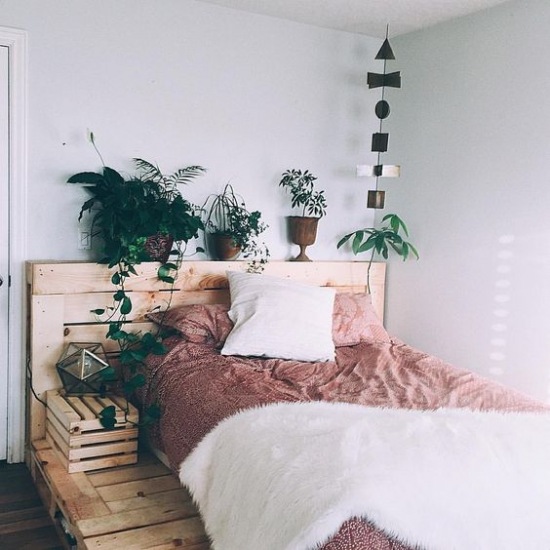 Łóżko z palet w aranżacji małej sypialni