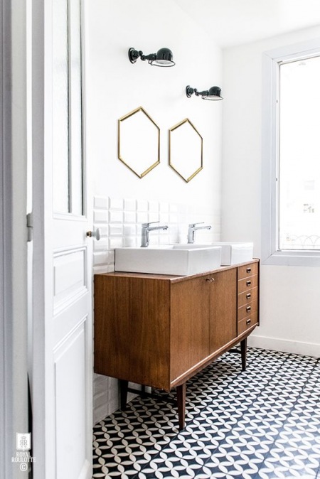 Łazienka z płytkami azulejos z drewnianą szafką pod umywalki