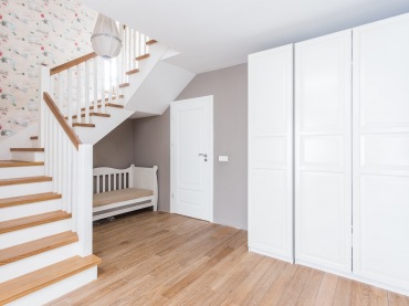 Hol z białą pojemną szafą i ławeczką pod schodami (49160)