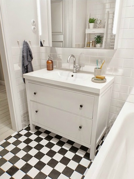 Białe łazienkowe meble z IKEA w aranżacji skandynawskiej łazienki