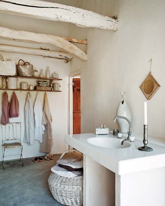 Bielone, patynowane belki w łazience w stylu vintage