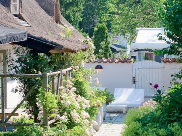 piękny taras z ogrodem mieści się w Danii - to romantyczny widok w estetycznym wydaniu.