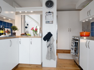 Pomysł na małą kuchnię z otwartą ścianką z ladą na szafce (20812)