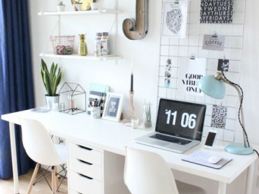 Pokój biurowym urządzono w skandynawskim stylu. Białe meble o lekkiej formie idealnie to podkreślają. Na ścianie...