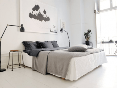 Biała sypialnia skandynawska z szarymi i czarnymi dodatkami (21090)