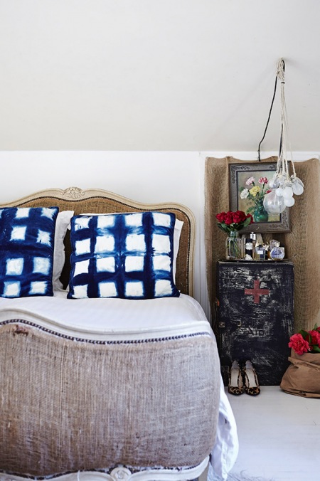 Francuskie łózko,batikowe poduszki bialo-niebieskie,żarówki na kablu i dekoracyjna walizka vintage