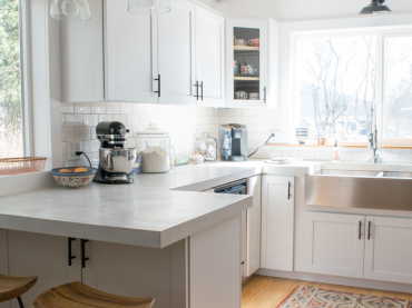Wąskie deski na podłodze dodają kuchni uroku. Warto zwrócić uwagę, że pomieszczenie jest też dość wysokie. Poza dobraną paletą barw oraz naturalnym światłem jest to więc dodatkowy czynnik, który sprawia, że kuchnia zyskuje na...