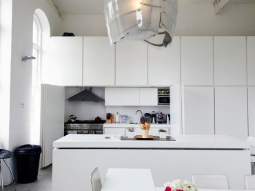 piękna biała kuchnia w prostych bryłach - to londyński look ! otwarta na jadalnie i salon - nowoczesna i estetyczna aranżacja...