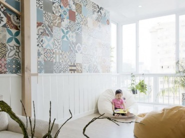 Siedziska worki w salonie ze ścianą z marokańskimi kolorowymi płytkami (25088)