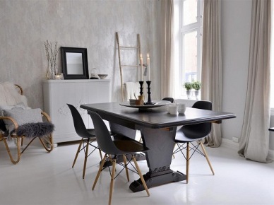 Szara jadalnia w zmiksowanym stylu z drabiną,nowoczesnymi krzesłami i drewnianym czarnym stołem (21604)