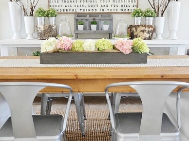 Szare krzesła Tplix, typografia na scianie ,drewniane skrzynki z kwiatami na stole w jadalni (23896)