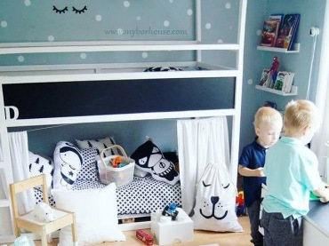 Dwupiętrowe łóżko w pokoju dziecięcym ma bardzo piękną formę. Kształt domku tworzy niezwykle przytulne wrażenie i wyznacza kameralną strefę do zabawy i odpoczynku....
