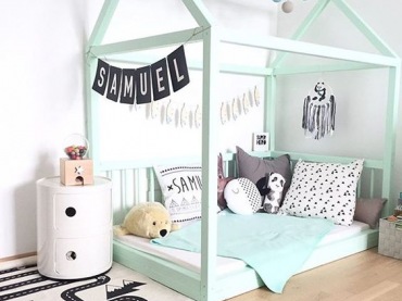 Pokój dla chłopca zawiera kilka naprawdę ciekawych elementów. Pastelowy domek-łóżko upiększa jego wystrój. Czarne dodatki przełamują spokojną...