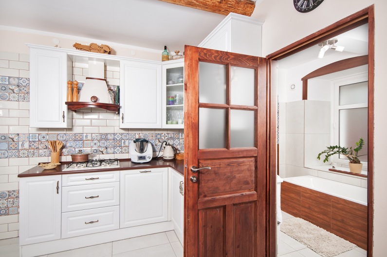 Drzwi z ciemnego drewna oraz inne naturalne dodatki wnoszą do kuchni przyjemny ciepły charakter. W połączeniu z bielą...