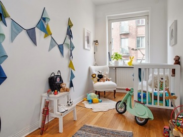 W pokoju dziecięcym jest wesoło i radośnie, choć wystrój bazuje na prostych, wręcz minimalistycznych elementach. Obok...