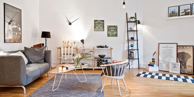 Skandynawski salon z ażurowymi  meblami i grafikami na podłodze