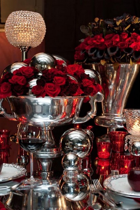 Czerwone dekoracje świąteczne na stół i komodę
