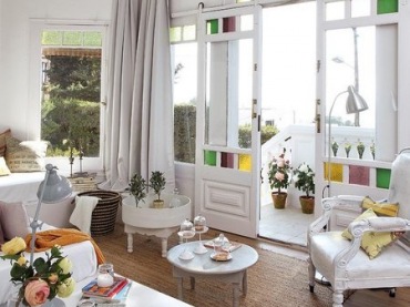 Stylowe białe drzwi z okragłym świetlikiem i kolorowymi szybkami,stylowe meble z recyklingu i dekoracje w stylu vintage w salonie (26430)