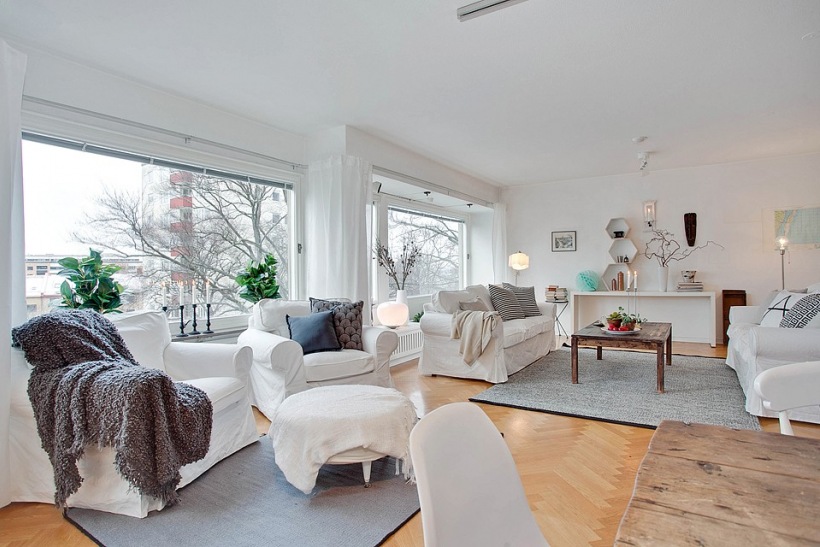 Białe sofy i fotele w aranżacji salonu w stylu skandynawskim
