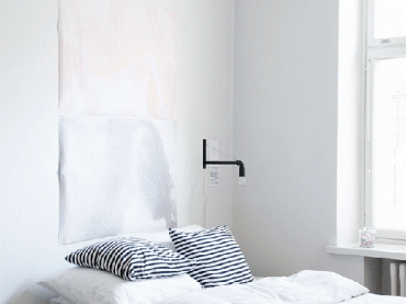 Biała sypialnia w minimalistycznym skandynawskim stylu z industrialnym kinkietem i szarą literą 3d (25718)