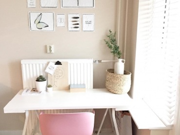 Różnorodna galeria inspiracji, którą można zmieniać nad biurkiem, w znaczący sposób ozdabia mały domowy gabinet. Samo biurko i krzesło idealnie odwzorowują prosty, a jednocześnie funkcjonalny styl...
