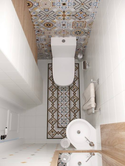 Bardzo mała łazienka ze wzorzystą ścianą i podłogą