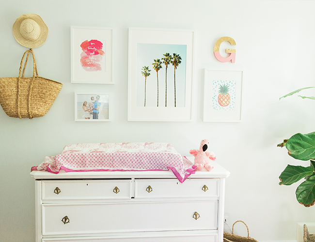 Biała komoda z przewijakiem w pokoju niemowlęcym