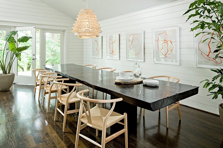 Masywny, drewniany stół i skandynawskie krzesła z  siedziskami z juty