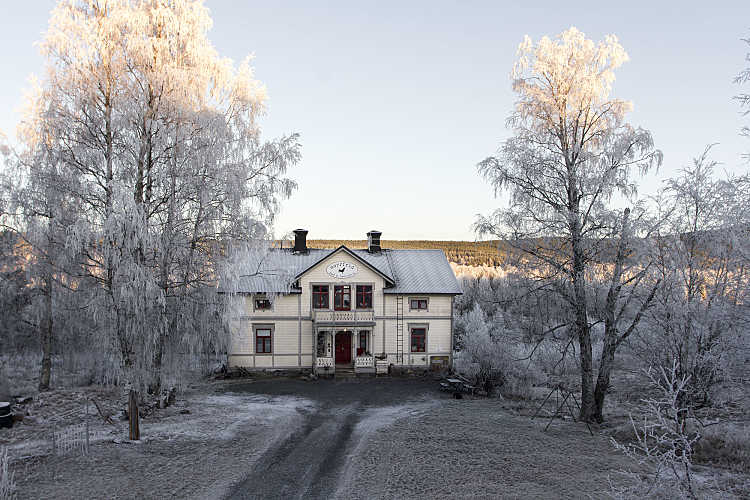 Drewniany biały dom w tradycji skandynawskiej wsi