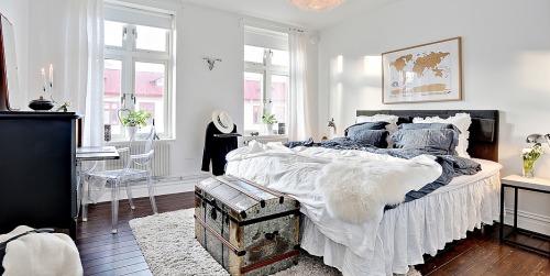 Sypialnia z dużym podwójnym łóżkiem z zagłówkiem