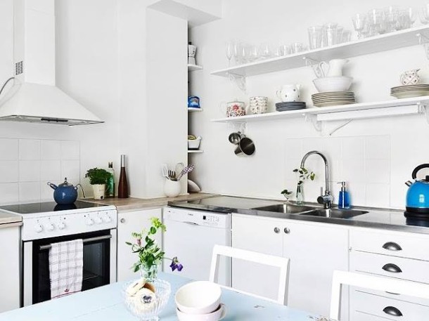 Tradycyjna biała kuchnia skandynawska z otwartymi pólkami na ścianie