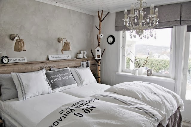 Jak urządzić sypialnię w stylu skandynawskim w szaro-białych kolorach i naturalnym drewnie ?