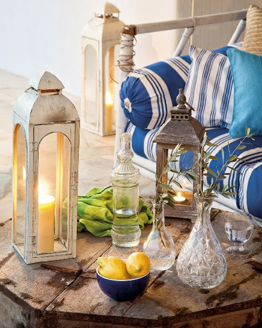 Lampiony i biało-niebieskie dekoracje na taras w śródziemnomorskim stylu
