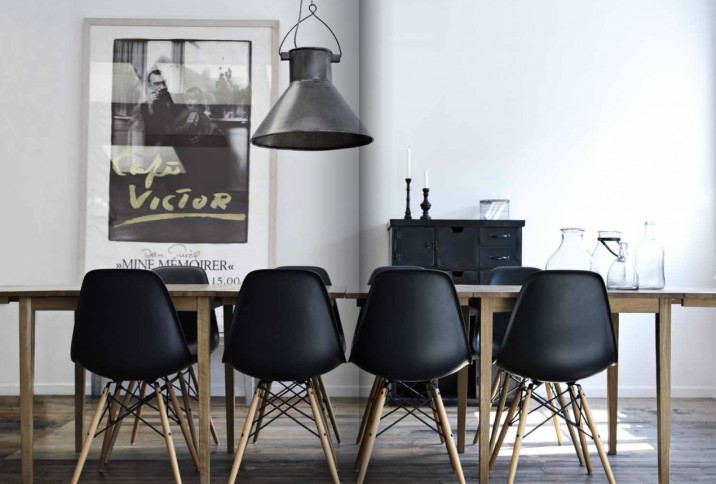 Czarne krzesła i lampa w nowoczesnej jadalni