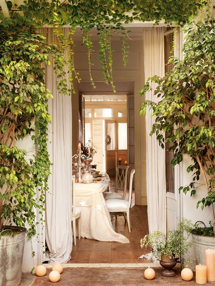 Zielona, świateczna i świeża aranżacja wejścia do francuskiego domu