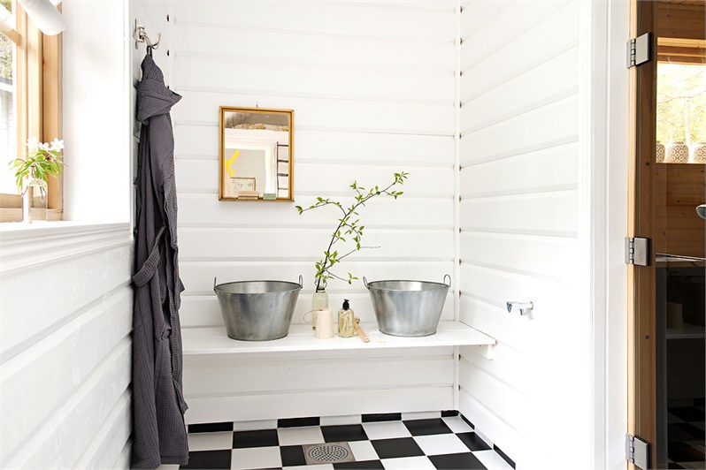 Biała łazienka w wiejskim stylu