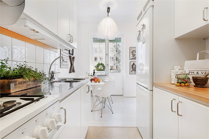 Wąska biała kuchnia w skandynawskim stylu