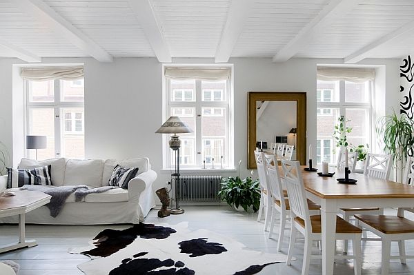 Tradycyjny salon w stylu skandynawskim zbiało-czarnym dywanem ze skóry