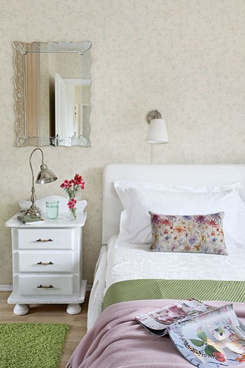 Romantyczna sypialnia z białymi meblami i ozdobnym lustrem
