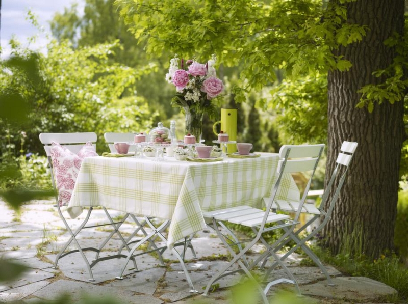 Stół w ogrodzie